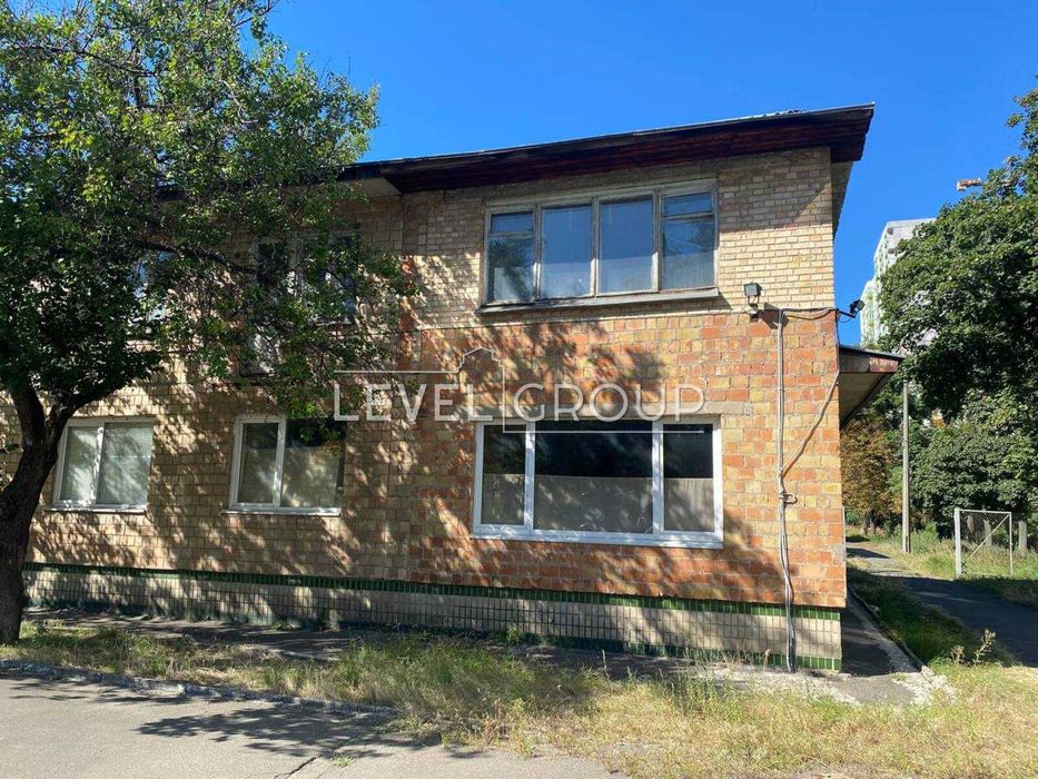 Продаж окремої будівлі на великій земельній ділянці на Старій Дарниці