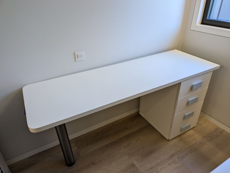 Secretária lacada com bloco 4 gavetas