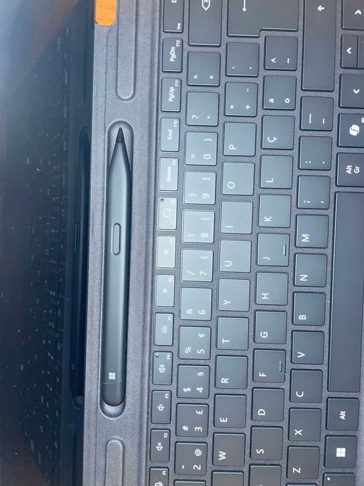 Microsoft Surface Pro 9 com teclado e caneta (Surface Slim Pen 2).