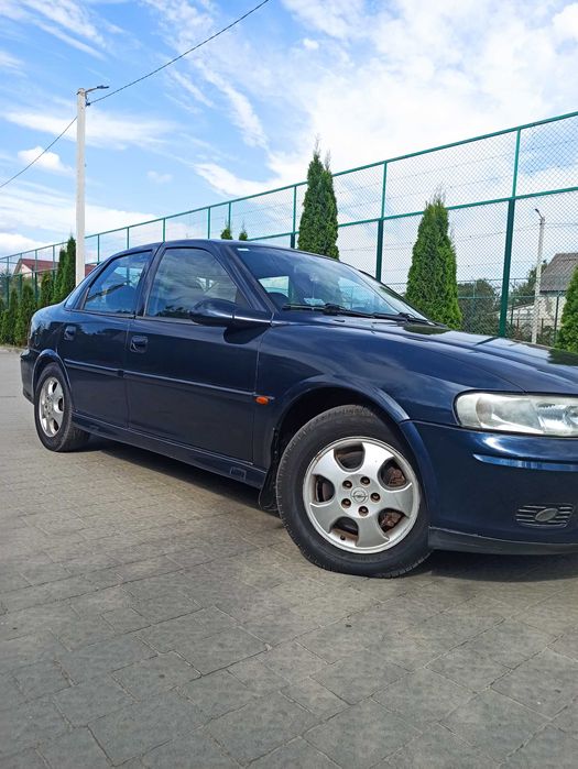 Opel Vectra 1.8 бензин 2000р.
