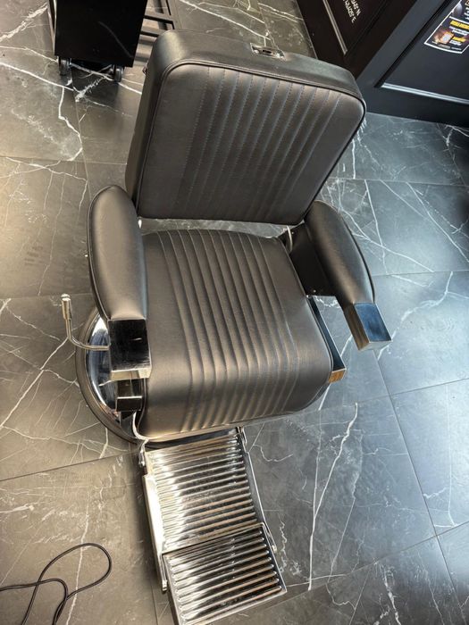 Fotel barberski stan bardzo dobry