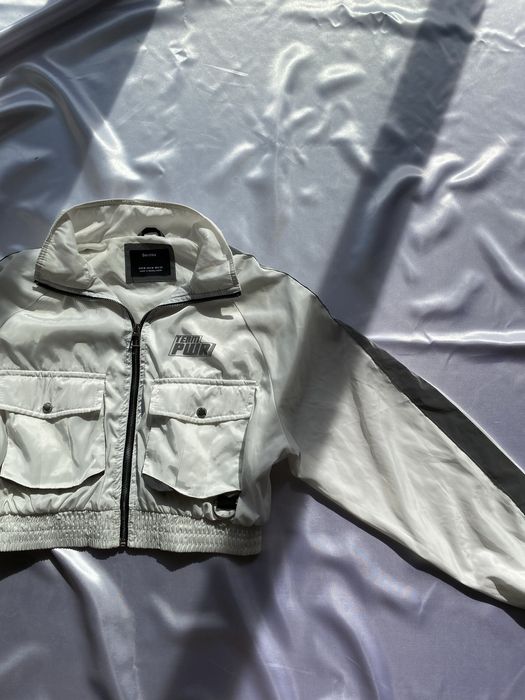 Biała krótka kurtka z odblaskami M 38 na ramionach bershka