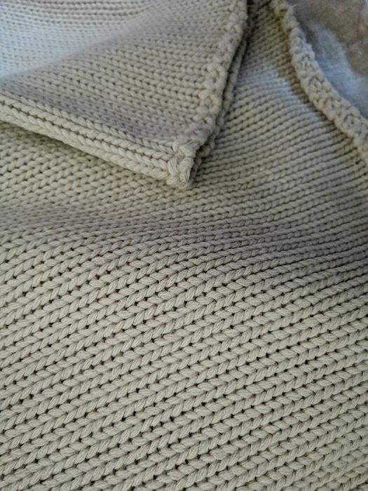 sweter Beżowy z delikatnymi cekinami przy dekolcie Rozm. m