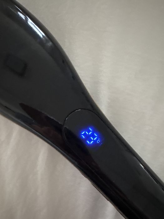 Trata-se de uma escova de alisamento iónica AEG GB 5687.