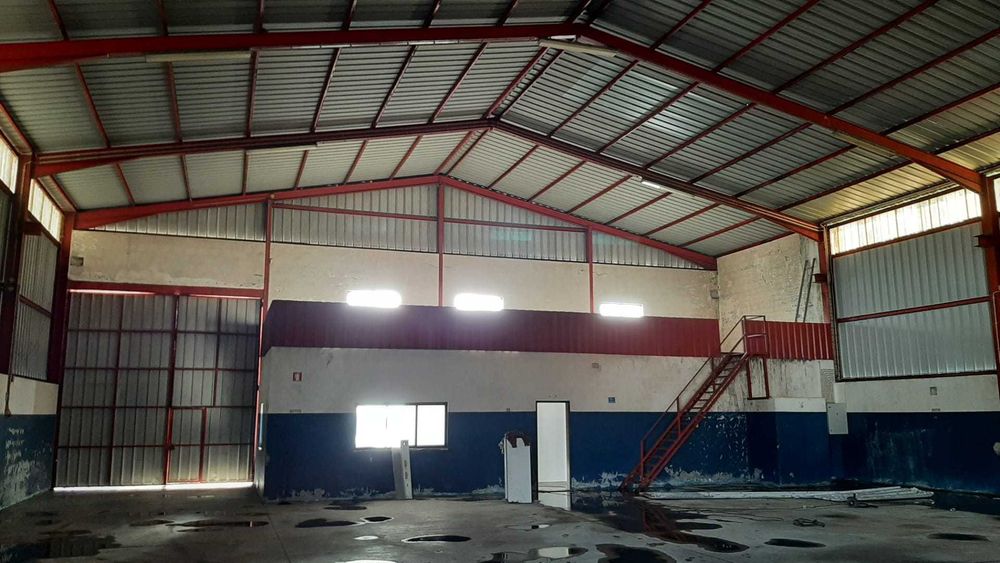 Armazem em Alcanede com 1300 m2 + 200 m2 de logradouro  e 7m de pé direito para alugar !