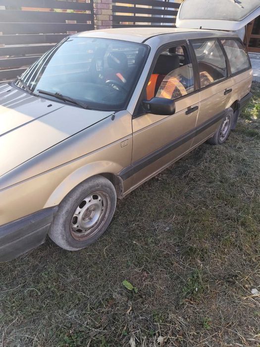 Продаєця автомобіль