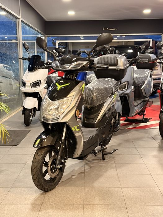 Scooter 100% eletrica , velocipede , bicicleta eletrica