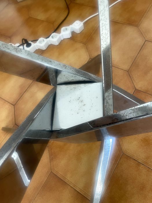 Mesa de Vidro Moderna com Base Metálica