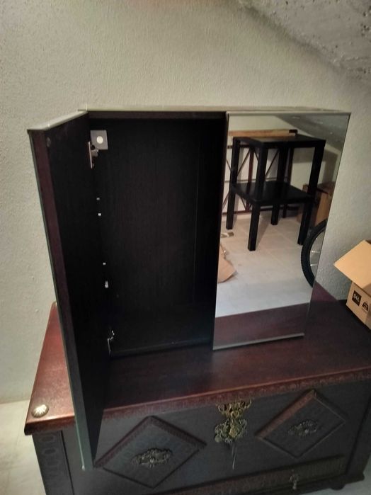 Armário de parede com espelho