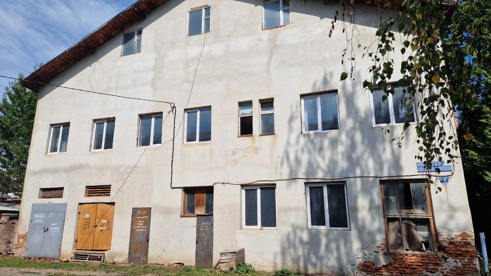 Нежитлові приміщення 765,7 м2, Надвірна, вул. Небесної Сотні, 21з