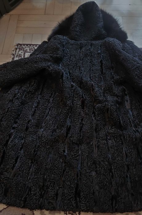 Luksusowe futro midi z kapturem, z dwóch błamów karakułów grackich
