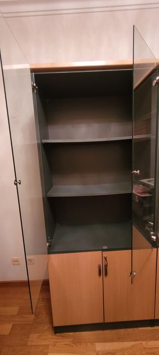 Estante com portas de vidro - oportunidade