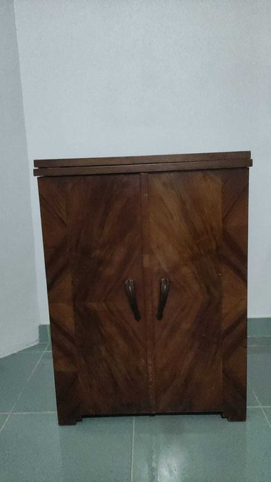 Máquina de costura Singer antiga com móvel e motor