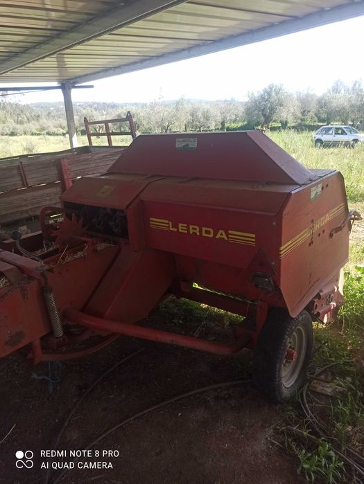 Enfardadeira lerda e várias Alfaias