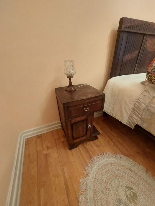 Cama de casal em madeira + colchão +2 mesinhas