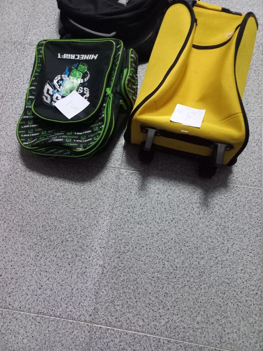 Várias mochilas tudo em bom estado