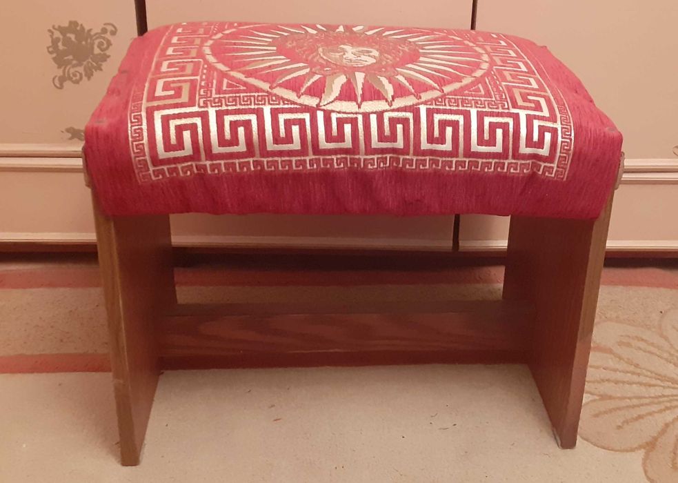 Пуф к туалетному столику