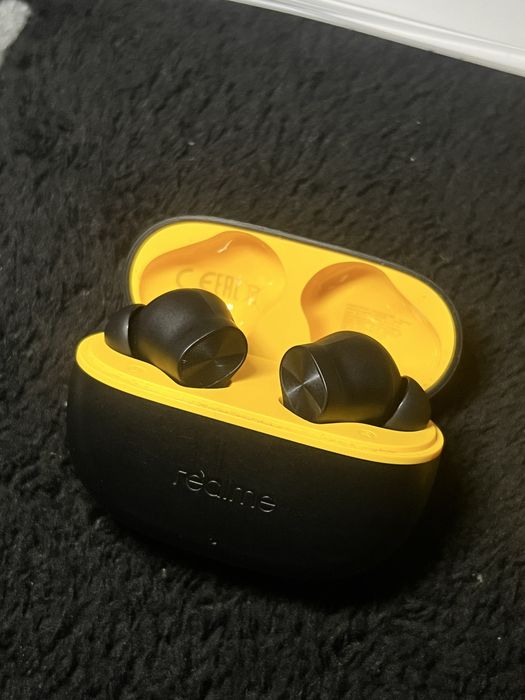 Навушники realme buds t200. Майже нові