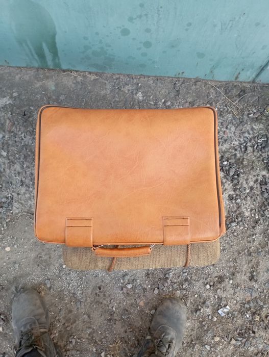 Продаю кожаний портфель для бизнеса документів в хорошем состояние.