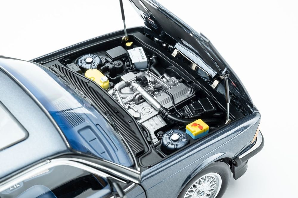 BMW 745i E23 (1984) Arctic Blue metallic Touring Modelcars 1:18