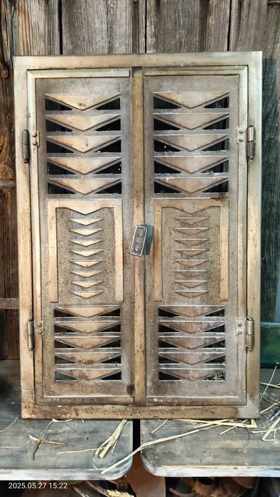 Stare ażurowe drzwiczki pieca.