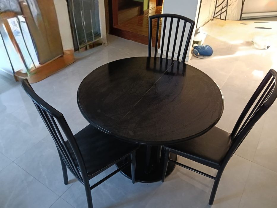 Mesa de sala extensível preta em muito bom estado.