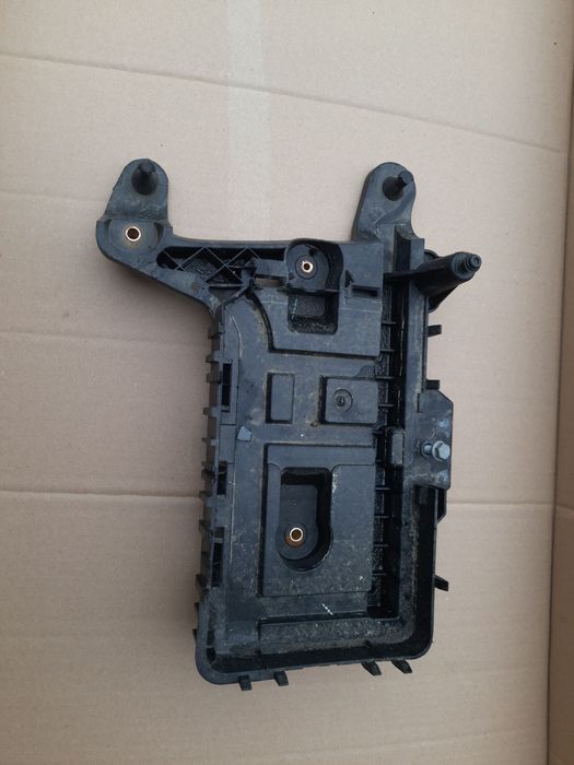 VW  Caddy 19r Podstawa Akumulatora