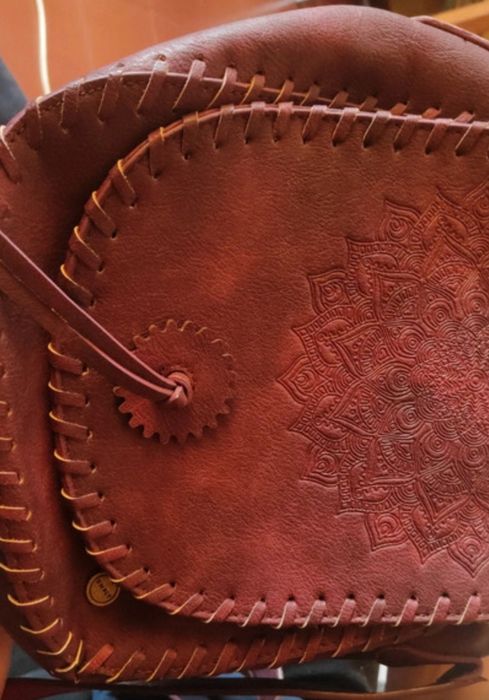 Mala de pele com design mandala