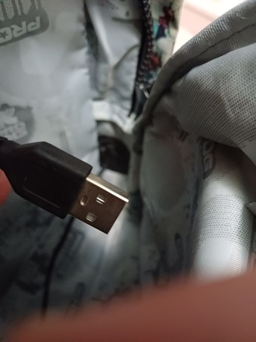 Mochila  de muito boa qualidade tem carregador que nunca foi usado 10€