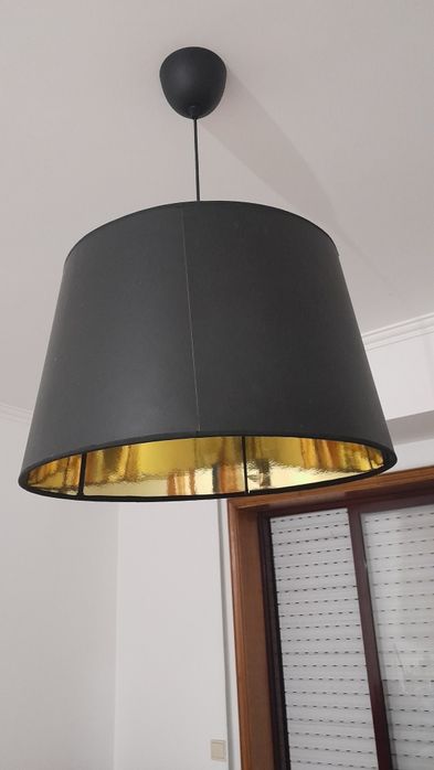Candeeiro suspenso elegante em preto e dourado