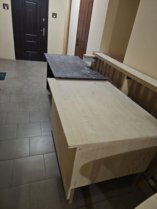 Віддам безкоштовно два стола для будівельників забрати потрібно завтра бо у суботу їх викинуть