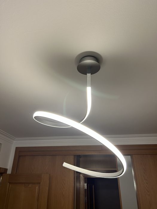 1 candeeiro de tecto e 1 candeeiro de mesa