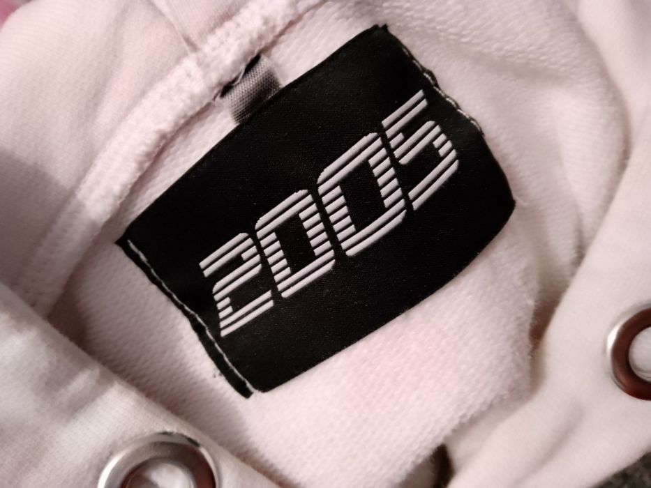 biała bluza 2005