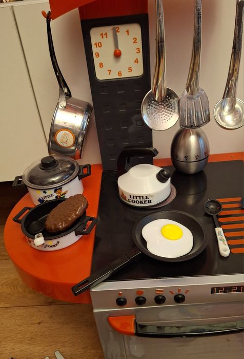 Кухня дитяча з посудом і продуктами