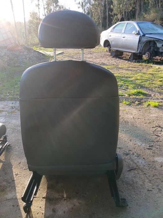 Bancos em bom estado como se encontra-se nas fotografias 
Marca: KIA