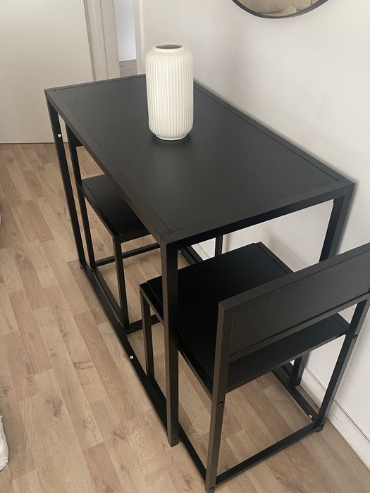 Conjunto cadeira e mesas pretas