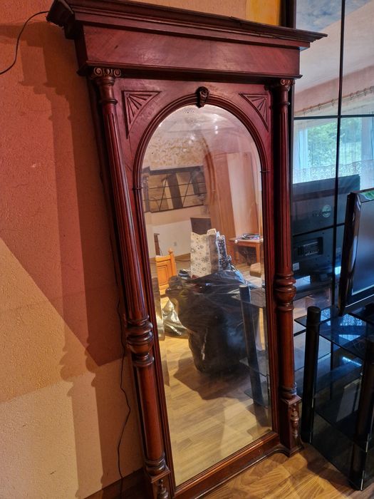 Duże lustro w drewnianej ramie