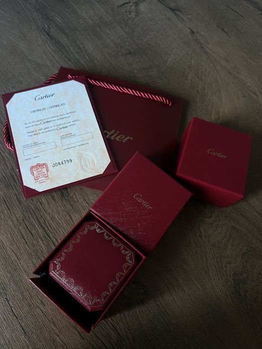 Фірмова упаковка Картьє  (Cartier) для сережок або каблучки.