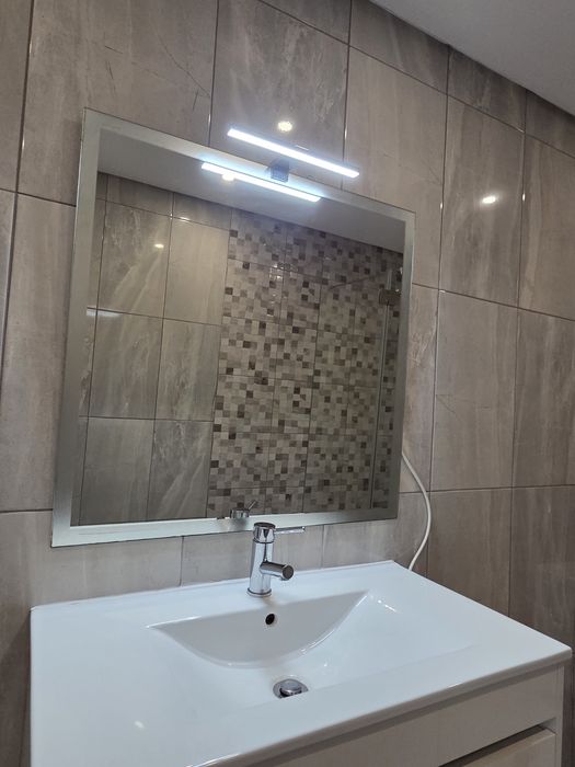 Móvel de casa de banho suspenso branco com lavatório e espelho LED