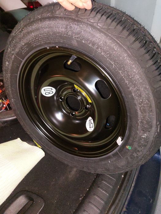 Roda suplente com pneu novo 185/65R15 + macaco e chave de rodas