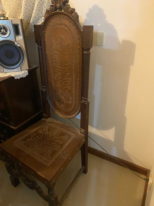 Móvel Antigo, Madeira maciça c/Mesa e 8 cadeiras - Ideal para lacar