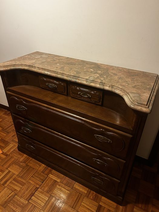 Cômoda com tampa de marmóre