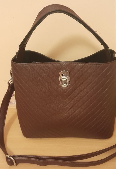 Сумочки різні за розміром і кольором