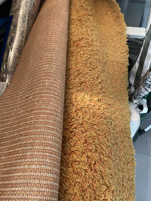 Tapete amarelo e laranja de pelo