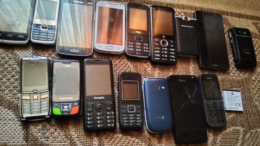 17 телефонів одним лотом