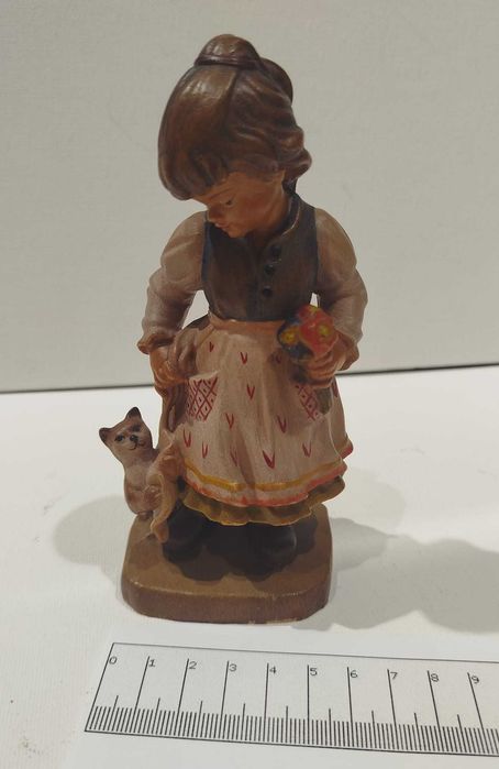 Drewniana figurka dziewczynka z kotkiem