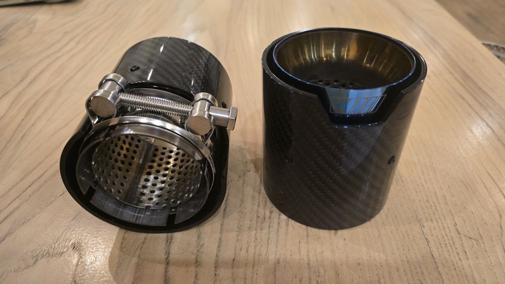 2 końcówki układu wydechowego z włókna węglowego do BMW