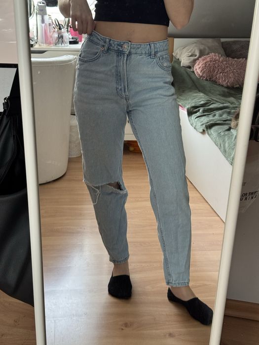 Spodnie jasnoniebieskie mom jeans z dziurą