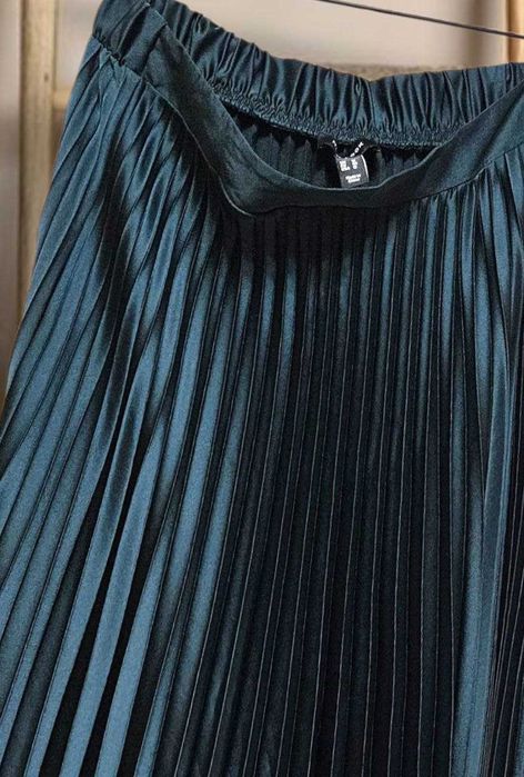 Плиссированная юбка миди New Look тёмно-зелёная на резинке, р. L/XL