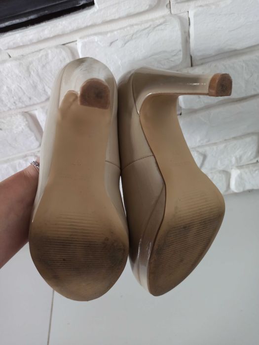 Lakierowane buty na obcasie nude rozm. 37